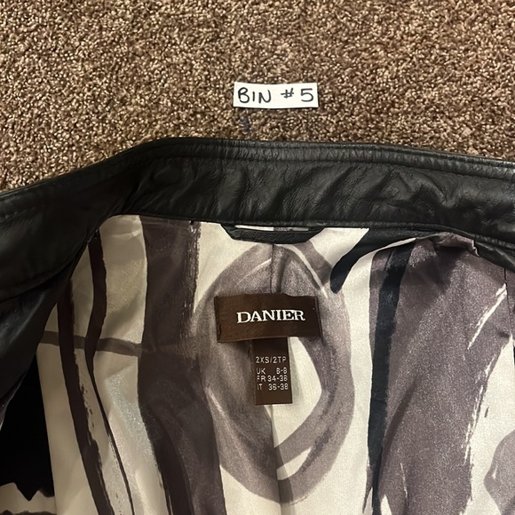 Danier 2XS leather jacket. Some fading on leather (front of collar in last pic) - Picture 8 of 12